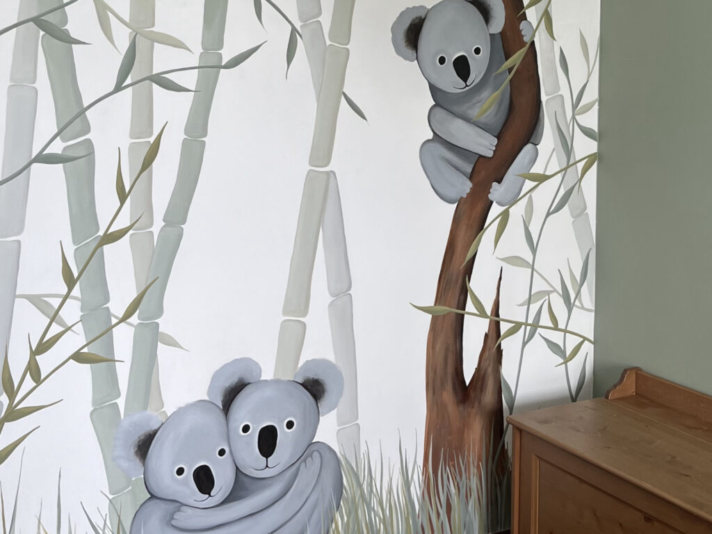 Fresque murale thème koalas peinte à la main dans une chambre d'enfant à Montrouge paris. Agathe Zuliani peintre décoratrice