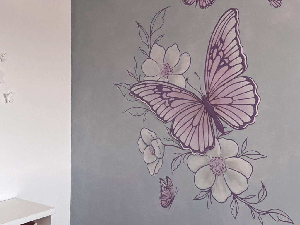 Fresque murale thème papillons peinte à la main dans une chambre d'enfant à Montrouge paris
