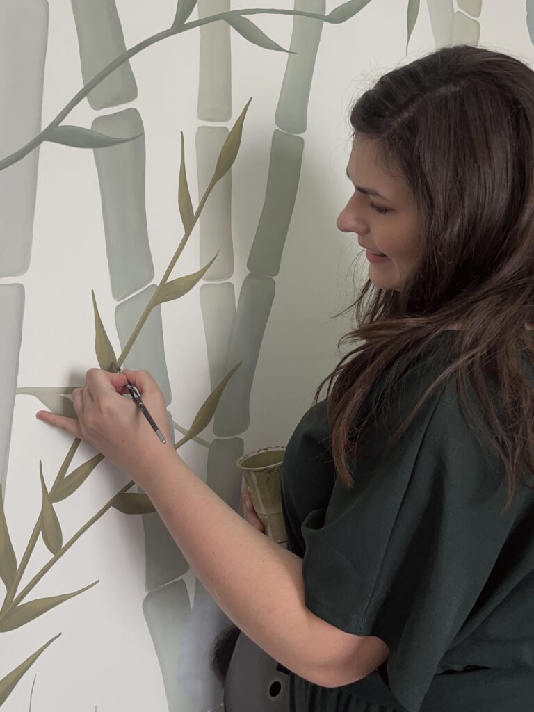 Artiste Peintre fresque Paris - Agathe Zuliani Artiste Peintre entrain de peindre une fresque murale sur un chantier à Paris - Agathe Zuliani