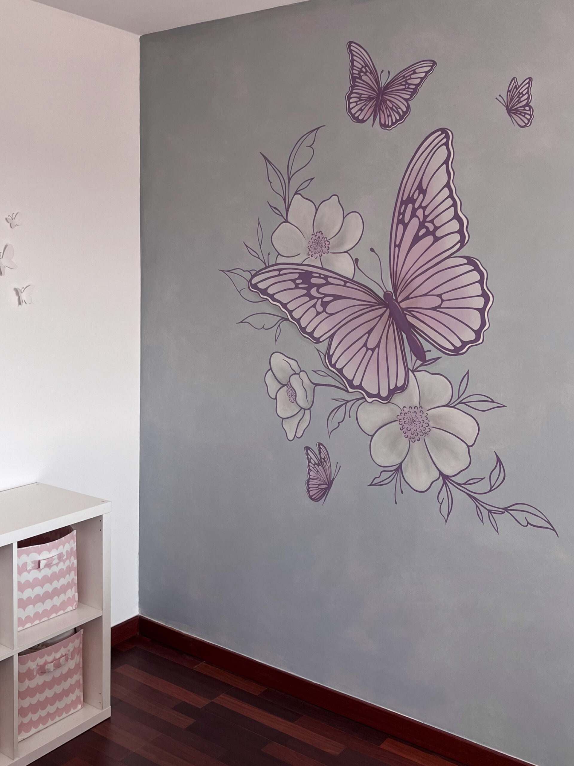 Fresque murale thème papillons peinte à la main dans une chambre d'enfant à Montrouge paris